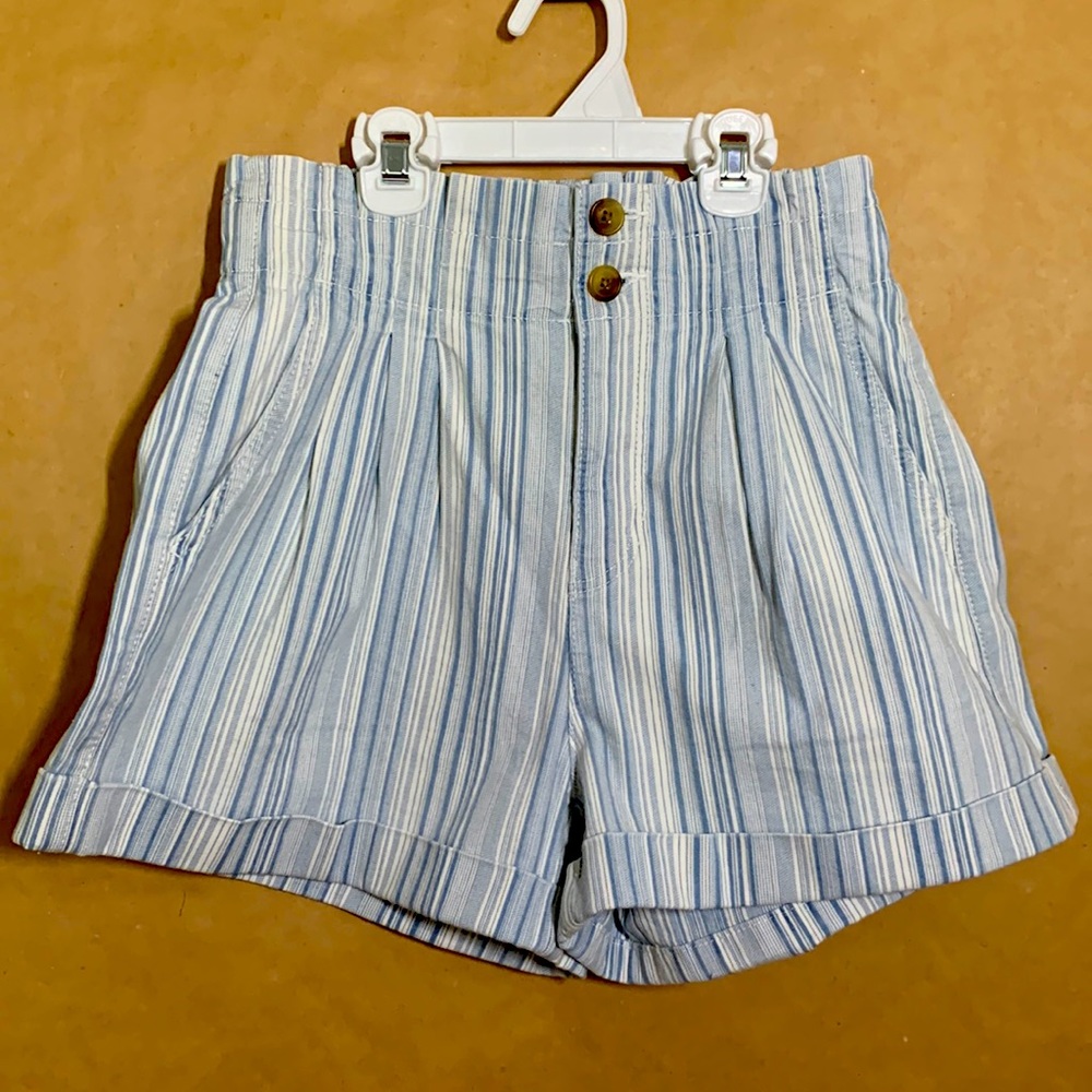 American Eagle Mom Shorts. New with tags. Never worn. Stripes blue and white.